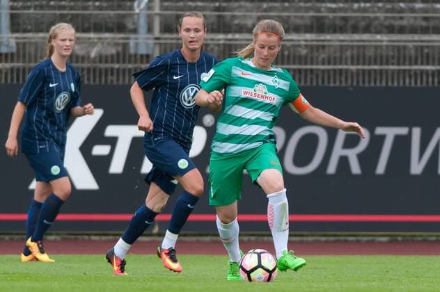 v.li.: Caroline Graham Hansen (VfL Wolfsburg, 26) im Zweikampf mit Marie-Louise Eta (SV Werder Bremen, 6), Fussball, Testspiel Frauen, VfL Wolfsburg - SV Werder Bremen, xobx