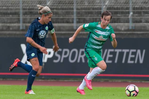v.li.: Anna Blässe (Blasse, Blaesse, VfL Wolfsburg, 9) im Laufduell mit Maren Wallenhorst (SV Werder Bremen, 25), Fussball, Testspiel Frauen, VfL Wolfsburg - SV Werder Bremen, xobx