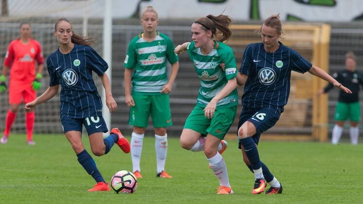 v.li.: Reena Wichmann (SV Werder Bremen, 14) im Zweikampf mit Caroline Graham Hansen (VfL Wolfsburg, 26), Fussball, Testspiel Frauen, VfL Wolfsburg - SV Werder Bremen, xobx