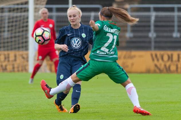 v.li.: Meret Wittje (VfL Wolfsburg, 6) im Zweikampf mit Jessica Golebiewski (SV Werder Bremen, 21), Fussball, Testspiel Frauen, VfL Wolfsburg - SV Werder Bremen, xobx