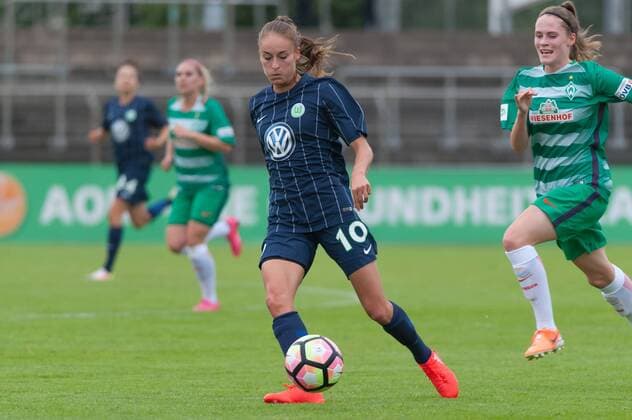 Tessa Wullaert (VfL Wolfsburg, 10) am Ball, Einzelbild, Fussball, Testspiel Frauen, VfL Wolfsburg - SV Werder Bremen, xobx