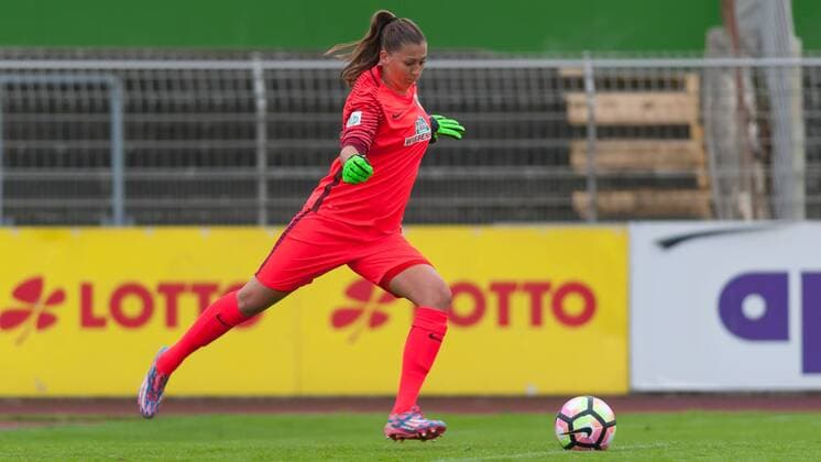 Torhüterin Lena Pauels (SV Werder Bremen, 22) Freisteller, Einzelfoto, Action, Aktion, Fussball, Testspiel Frauen, VfL Wolfsburg - SV Werder Bremen, xobx