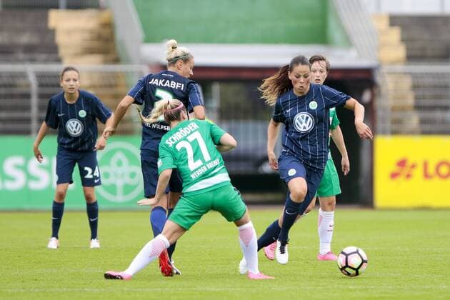 Fußball, Frauen, VfL Wolfsburg - SV Werder Bremen;vl Meggie Schröder, Sara Björk Gunnarsdottir (Wolfsburg, 7) Zweikampf, Duell, duell, tackle, Tackling, Aktion, action. xtgx