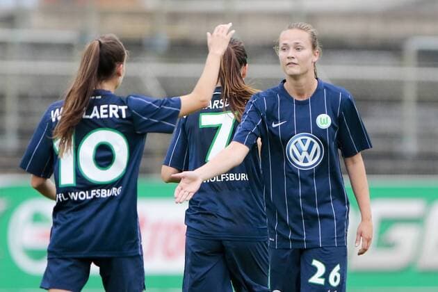 Fußball, Frauen, VfL Wolfsburg - SV Werder Bremen; Tessa Wullaert (Wolfsburg, 10) und Caroline Graham Hansen (Wolfsburg, 26) Jubel, Torjubel, Freude, Emotion, Torerfolg, Aktion, action, goal, goal celebration, celebrates. xtgx