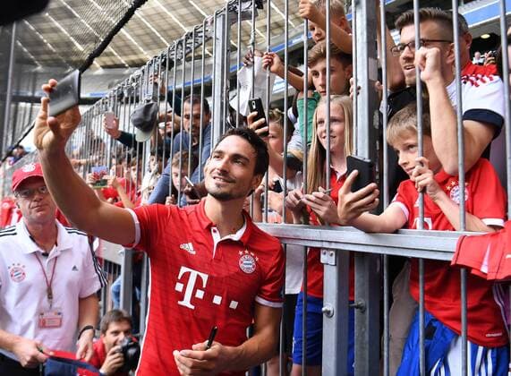FUSSBALL 1. BUNDESLIGA SAISON 2016 2017 Teampraesentation FC Bayern Muenchen in der Allianz Arena 06.08.2016 Mats Hummels (li) macht mit den Fans nach dem Training ein Selfie Foto: Pressefoto ULMER Markus Ulmer xxNOxMODELxRELEASExx 