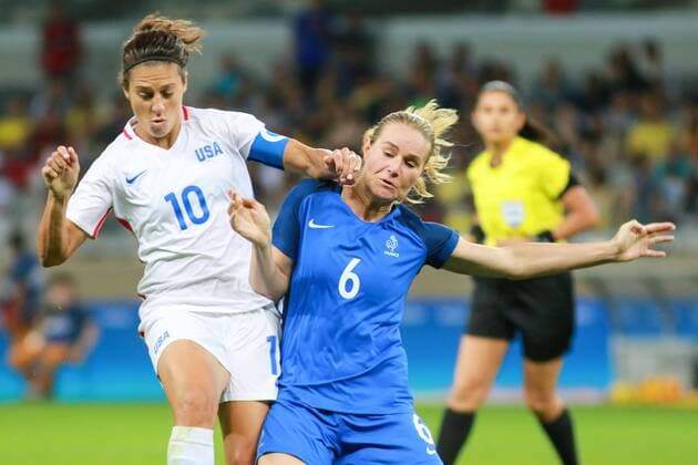 Rio 2016, Fußball, Damen, USA - Frankreich Olympics 2016 Football BH BELO HORIZONTE, MG - 06.08.2016: OLYMPICS 2016 FOOTBALL BH - Dispute between Carli LLOYD, the United States and Amandine Henry, of France, during the match between United States (USA) x France (FRA) at the Football Group G Olympic Women, the 2016 Olympics held in Mineirao Stadium in the city -headquarters Belo Horizonte, MG. (Photo: Dudu Macedo Fotoarena) x1172596x  DuduxMacedo