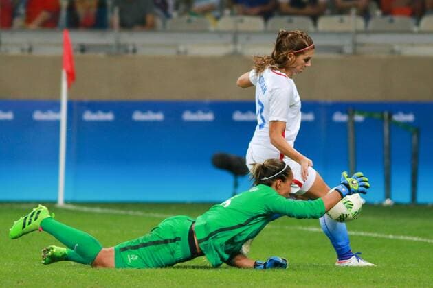 Rio 2016, Fußball, Damen, USA - Frankreich Olympics 2016 Football BH BELO HORIZONTE, MG - 06.08.2016: OLYMPICS 2016 FOOTBALL BH - Alex Morgan, the United States, tries to pass the golaira France, Sarah Bouhaddi during the match between United States (USA) x France (FRA) at the Football Group G Olympic Women, the 2016 Olympics held in Mineirao Stadium, the host city Belo Horizonte, MG. (Photo: Dudu Macedo Fotoarena) x1172597x DuduxMacedo