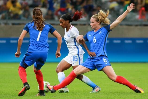 Rio 2016, Fußball, Damen, USA - Frankreich Olympics 2016 Football BH BELO HORIZONTE, MG - 06.08.2016: OLYMPICS 2016 FOOTBALL BH - Crystal DUNN, United States, is marked by Amandine Henry and Amel MAJRI, France, during the match between United States (USA) x France (FRA) at the Football Group G Olympic Women, the Olympics 2016 held in Stadium Mineirao, the host city Belo Horizonte, MG. (Photo: Dudu Macedo Fotoarena) x1172605x DuduxMacedo