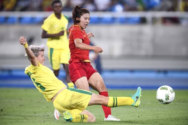 Rio 2016, Fußball, Damen, Südafrika - China 160806 Südafrika s Janine van Wyk China s Yasha Gu FUSSBALL Südafrika vs China Nationalteam 6 august 2016 OS i Rio de Janeiro.  Copyright: CARLxSANDIN BB160806CS042