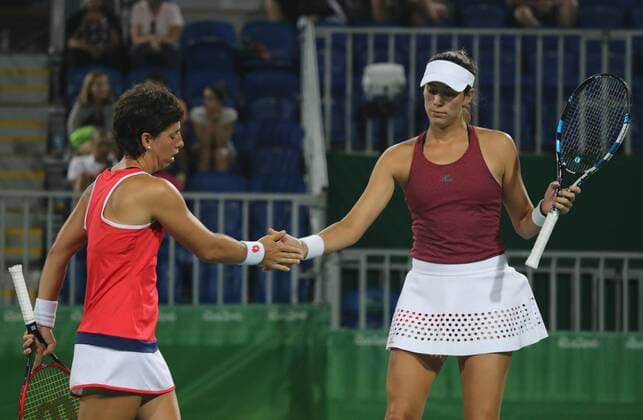 Rio 2016, Tennis Spanish tennis players Carla Suarez (L) and Garbine Muguruza in action against the Brazilian couple Paula Goncalves and Teliana Pereira during an Olympic Games Olympische Spiele Olympia OS Rio 2016 Women s Tennis Doubles First Round match at the Olympic Tennis Centre in Rio de Janeriro, Brazil, 6 August 2016. WOMEN S TENNIS IN RIO !ACHTUNG: NUR REDAKTIONELLE NUTZUNG!  RIO161 20160807-636061322728129226