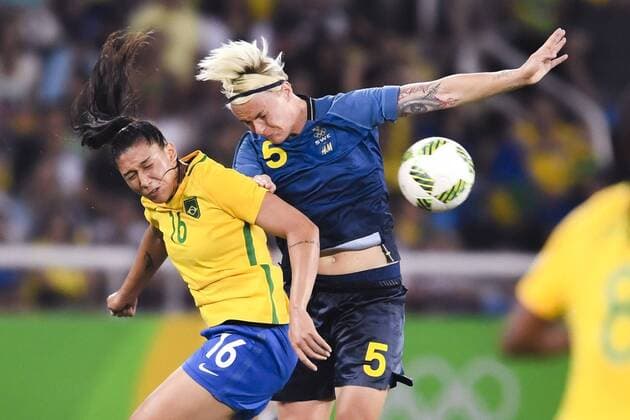 Rio 2016, Fußball, Damen, Brasilien - Schweden 160806 Brasilien s Beatriz SWE Nilla Fischer i FUSSBALL Brasilien vs Schweden Nationateam 6 august 2016 OS i Rio de Janeiro.  Copyright: CARLxSANDIN BB160806CS072