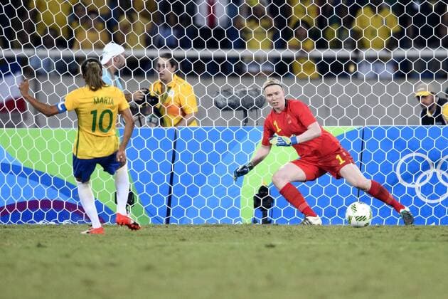 Rio 2016, Fußball, Damen, Brasilien - Schweden 160806 Brasilien s Marta SWE Hedvig Lindahl i FUSSBALL Brasilien vs Schweden Nationateam 6 august 2016 OS i Rio de Janeiro.  Copyright: CARLxSANDIN BB160806CS083