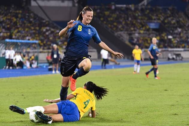 Rio 2016, Fußball, Damen, Brasilien - Schweden 160806 Brasilien s Rafaelle SWE Lotta Schelin i FUSSBALL Brasilien vs Schweden Nationateam 6 august 2016 OS i Rio de Janeiro.  Copyright: CARLxSANDIN BB160806CS095