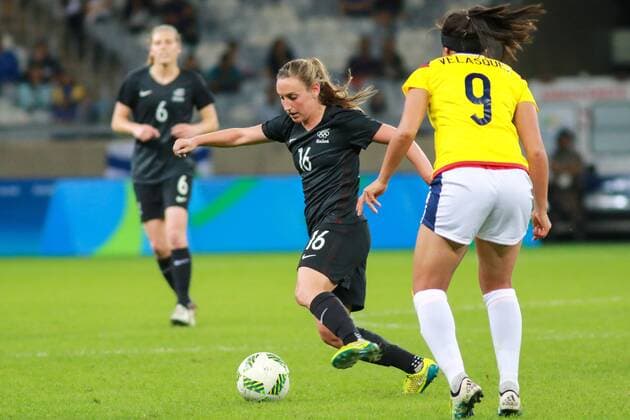 Rio 2016, Fußball, Damen, Kolumbien - Neuseeland Olympics 2016 Football BH BELO HORIZONTE, MG - 06.08.2016: OLYMPICS 2016 FOOTBALL BH - Annalie LONGO, New Zealand, is marked by Orianica VELASQUEZ, Colombia during the match between Colombia (COL) x New Zealand (NZL), the Football Group G Olympic Women, the 2016 Olympics held in Mineirao Stadium in the city -headquarters Belo Horizonte, MG. (Photo: Dudu Macedo Fotoarena) x1172695x DuduxMacedo