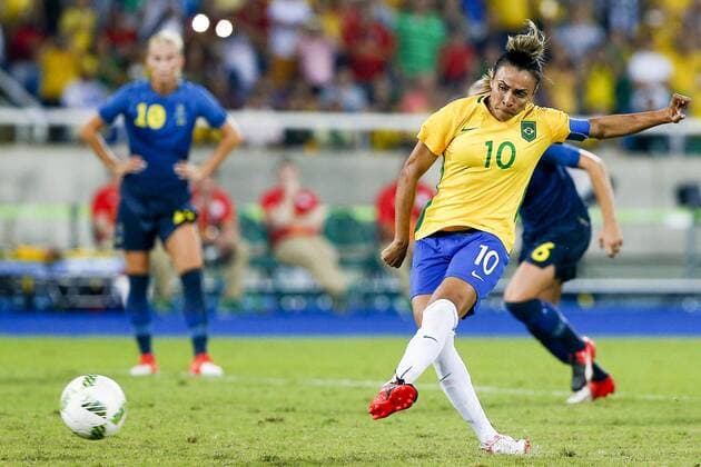 Rio 2016, Fußball, Damen, Brasilien - Schweden Olympics 2016 Football RJ RIO DE JANEIRO, RJ - 06.08.2016: OLYMPICS 2016 FOOTBALL RJ - Marta kicks to the third goal in Brazil during the dispute between Brazil (BRA) and Sweden (SWE) Group E of the Olympic Women& Football oll of the Rio 2016 Olympic Games Olympische Spiele Olympia OS held in the Olympic Stadium in the host city Rio de Janeiro. (Photo: Marco Galvão Fotoarena) x1172961x  MarcoxGalv?o