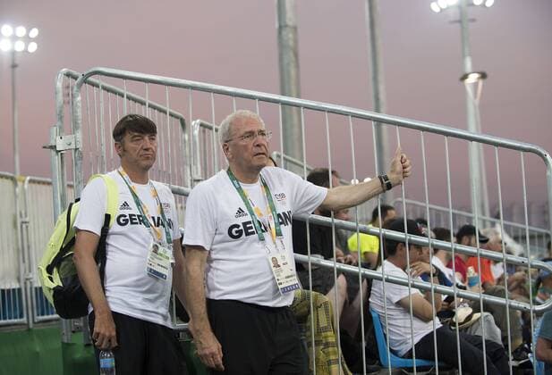 DOSB Vorstandsvorsitzender Michael VESPER, GER, beobachtet das Spiel, links sein Assistent Christian SACHS, Tennis Doppel der Frauen, Women s Doubles First Round KASATKINA Daria KUZNETSOVA Svetlana, RUS vs GROENEFELD Anna-Lena SIEGEMUND Laura, GER 2:0 am 06.08.2016 Olympische Sommerspiele 2016, vom 05.08. - 21.08.2016 in Rio de Janeiro Brasilien.