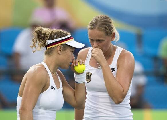 Laura SIEGEMUND, links, und Anna-Lena GROENEFELD, Grönefeld, GER, enttaeuscht, enttäuscht, Enttäuschung, Enttaeuschung Tennis Doppel der Frauen, Women s Doubles First Round KASATKINA Daria KUZNETSOVA Svetlana, RUS vs GROENEFELD Anna-Lena SIEGEMUND Laura, GER 2:0 am 06.08.2016 Olympische Sommerspiele 2016, vom 05.08. - 21.08.2016 in Rio de Janeiro Brasilien.