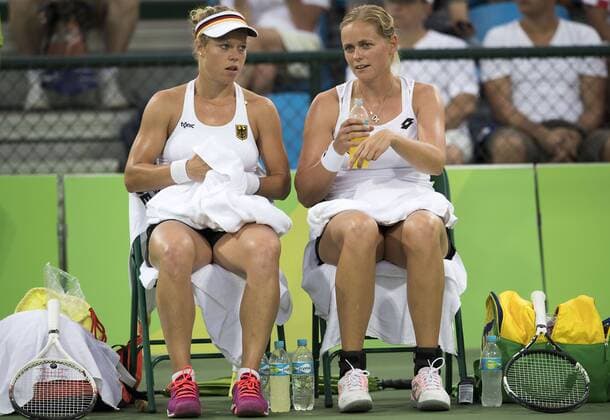 Laura SIEGEMUND, links, und Anna-Lena GROENEFELD, Grönefeld, GER, enttaeuscht, enttäuscht, Enttäuschung, Enttaeuschung, sitzen auf der Bank, Tennis Doppel der Frauen, Women s Doubles First Round KASATKINA Daria KUZNETSOVA Svetlana, RUS vs GROENEFELD Anna-Lena SIEGEMUND Laura, GER 2:0 am 06.08.2016 Olympische Sommerspiele 2016, vom 05.08. - 21.08.2016 in Rio de Janeiro Brasilien.