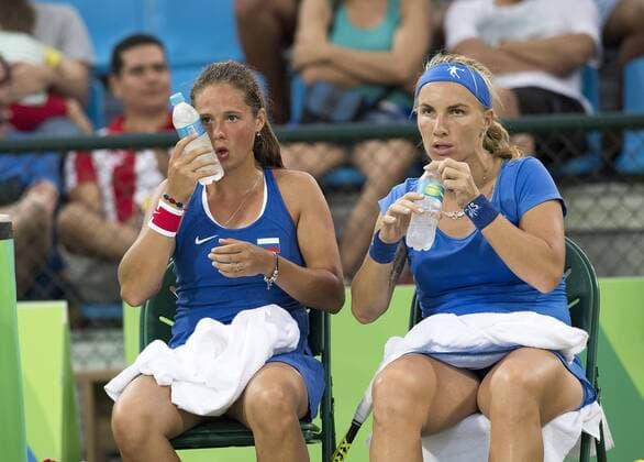 Daria KASATKINA und Svetlana KUZNETSOVA, RUS , von links, sitzen auf der Bank und trinken Wasser, Erfrischung, Tennis Doppel der Frauen, Women s Doubles First Round KASATKINA Daria KUZNETSOVA Svetlana, RUS vs GROENEFELD Anna-Lena SIEGEMUND Laura, GER 2:0 am 06.08.2016 Olympische Sommerspiele 2016, vom 05.08. - 21.08.2016 in Rio de Janeiro Brasilien.