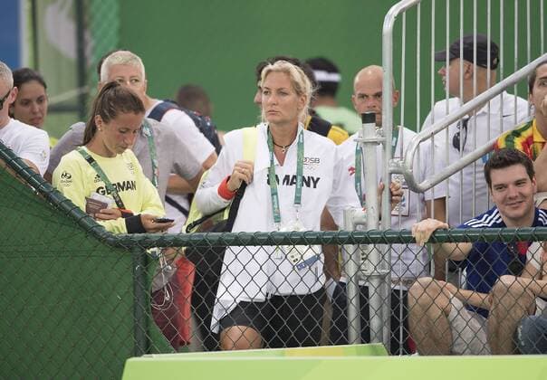 Tennis Bundestrainerin Barbara RITTNER beobachtet mit ernstem Gesichtsausdruck das Spiel, Tennis Doppel der Frauen, Women s Doubles First Round KASATKINA Daria KUZNETSOVA Svetlana, RUS vs GROENEFELD Anna-Lena SIEGEMUND Laura, GER 2:0 am 06.08.2016 Olympische Sommerspiele 2016, vom 05.08. - 21.08.2016 in Rio de Janeiro Brasilien.