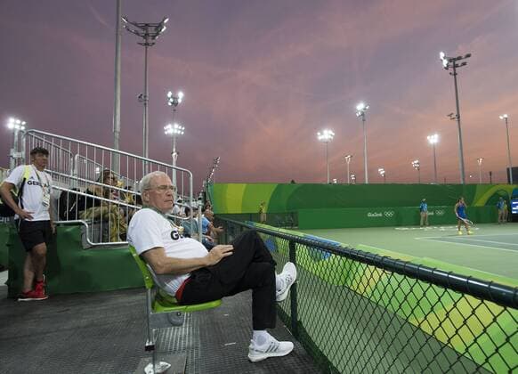 DOSB Vorstandsvorsitzender Michael VESPER, GER, beobachtet das Spiel Tennis Doppel der Frauen, Women s Doubles First Round KASATKINA Daria KUZNETSOVA Svetlana, RUS vs GROENEFELD Anna-Lena SIEGEMUND Laura, GER 2:0 am 06.08.2016 Olympische Sommerspiele 2016, vom 05.08. - 21.08.2016 in Rio de Janeiro Brasilien.