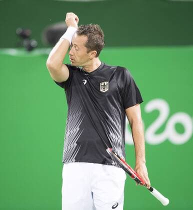 Philipp KOHLSCHREIBER, GER, Aktion, wischt sich Schweiss ab, TENNIS Einzel der Maenner, erste Runde, Men s Singles First Round Philipp KOHLSCHREIBER, GER vs Guido PELLA, ARG 2:1 am 06.08.2016 Olympische Sommerspiele 2016, vom 05.08. - 21.08.2016 in Rio de Janeiro Brasilien.