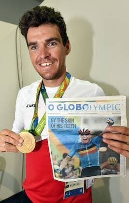 Rio 2016, Radsport, Olympiasieger Greg van Avermaet Fotoshooting Belgium olympic champion, Greg Van Avermaet pictured with his gold medal and a newspaper whis a picture of him on the cover in marge of a press conference PK Pressekonferenz of olympic champion, Belgian gold medal winner after yesterday the men s road race cycling event at the 2016 Olympic Games Olympische Spiele Olympia OS in Rio de Janeiro, Brazil, Sunday 07 August 2016. ERICxLALMAND  x04905746x