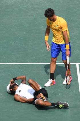 Rio 2016, Tennis, Dustin Brown knickt um und scheidet aus Dustin BROWN (GER) kommt in seinem Erstrundennatch gegen Thomas BELUCCHI (BRA) bei dieser Aktion zu Fall und verletzt sich am Knoechel und muss aufgeben,Verletzung, Tennis,Maenner,am 07.08.2016,Olympic Tennis Center, Olympische Sommerspiele 2016, vom 05.08. - 21.08.2016 in Rio de Janeiro Brasilien.