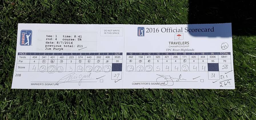 Golf: Jim Furyk stellt mit 58 Schlägen PGA-Rekord auf August 7, 2016: A photo of Jim Furyk s record breaking score card from the final round of the PGA Golf Herren Travelers Championship held at TPC River Highlands in Cromwell CT. Furyk set a new PGA record -12 on the day to finish with a 58 breaking the previous record of 59. CSM PGA 2016: Jim Furyk Sets New PGA Tour Record AUG 07 - ZUMAc04_