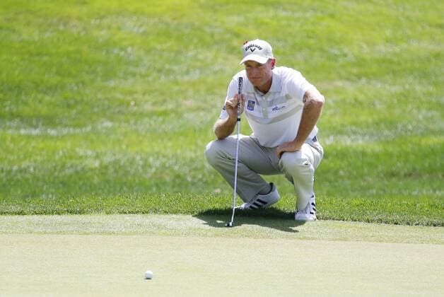 Golf: Jim Furyk stellt mit 58 Schlägen PGA-Rekord auf 07 August 2016: Jim Furyk studies his putt on 18 needing just a par to set the PGA Golf Herren record for low round during the final round of the 2016 Travelers Championship at TPC River Highlands in Cromwell, Connecticut. (Photograph by Fred Kfoury III Icon Sportswire) GOLF: AUG 07 PGA - Travelers Championship - Final Round Icon482160807003 EDITORIAL USE ONLY