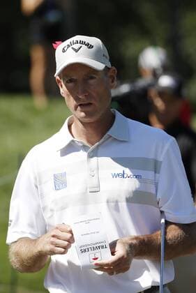 Golf: Jim Furyk stellt mit 58 Schlägen PGA-Rekord auf 07 August 2016: Jim Furyk checks his yardage during the final round of the 2016 Travelers Championship at TPC River Highlands in Cromwell, Connecticut. Furyk set the PGA Golf Herren record for a low round with a 58. (Photograph by Fred Kfoury III Icon Sportswire) GOLF: AUG 07 PGA - Travelers Championship - Final Round Icon482160807012 EDITORIAL USE ONLY