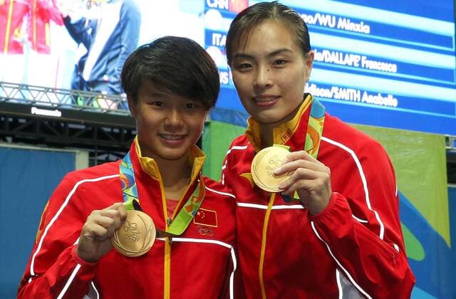 (160807) -- RIO DE JANEIRO, Aug. 7, 2016 -- Chinese diving athletes Wu Minxia (R) and Shi Tingmao show gold medals at the awarding ceremony of women s SYNC.3M Springboard in Rio de Janeiro, Brazil, on Aug. 7, 2016. Wu Minxia and Shi Tingmao won the gold medal with 345.60. )(dh) (SP)BRAZIL-RIO DE JANEIRO-OLYMPICS-DIVING CaoxCan 