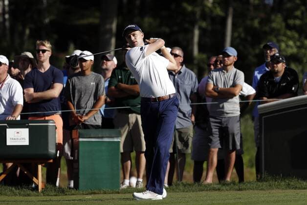 07 August 2016: Russell Knox drives from the 18th tee during the final round of the 2016 Travelers Championship at TPC River Highlands in Cromwell, Connecticut. (Photograph by Fred Kfoury III Icon Sportswire) GOLF: AUG 07 PGA Golf Herren - Travelers Championship - Final Round Icon482160807029 EDITORIAL USE ONLY