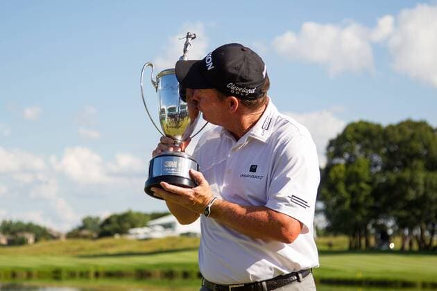 07 AUG 2016: Joe Durant kisses the 3M Championship trophy after putting an Eagle on the first playoff hole against Miguel Angel Jiminez during the final round of the 3M Championship at TPC Twin Cities in Blaine, Minnesota. (Photo by: David Berding Icon Sportswire) GOLF: AUG 07 Champions Tour - 3M Championship - Final Round Icon16080701533 EDITORIAL USE ONLY