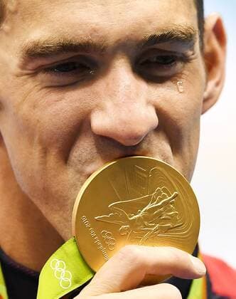 Rio 2016: Schwimmen, Michael Phelps gewinnt seine 19. Goldmedaille (160807) -- RIO DE JANEIRO, Aug. 7, 2016 -- Michael Phelps from the United States of America kisses his medal during the awarding ceremony of the swimming final of men s 4x100m freestyle relay at the 2016 Rio Olympic Games Olympische Spiele Olympia OS in Rio de Janeiro, Brazil, on Aug. 7, 2016. The United States won the gold medal with 3 minutes 9.92 seconds.?Xinhua ?(xr) (SP)BRAZIL-RIO DE JANEIRO-OLYMPICS-SWIMMING LuixSiuxWai 