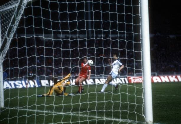 Europapokal der Landesmeister Finale, FC Liverpool - FC Brügge: Kenny Dalglish (mi., Liverpool) trifft gegen Torwart Birger Jensen (re., Brügge) zum 1:0