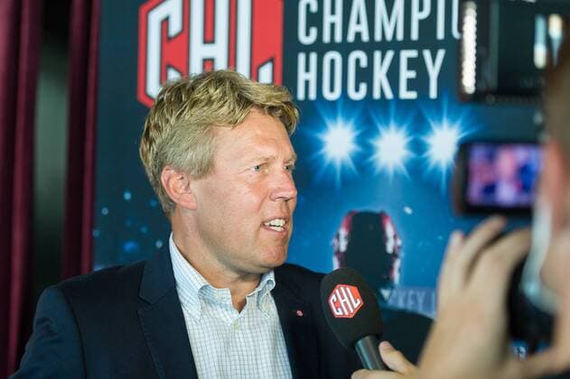Eishockey, CHL, Championshockeyleague, Pressekonferenz Im Bild Geschäftsführer der DEL Gernot TRIPCKE beim Interview mit CHL-TV xmfx