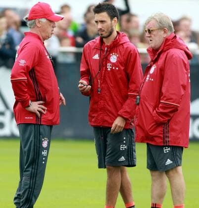 Trainer Carlo Ancelotti, Co-Trainer Davide Ancelotti und Giovanni Mauri beraten sich Fussball 1.BL FC Bayern München 09.08.2016 Training