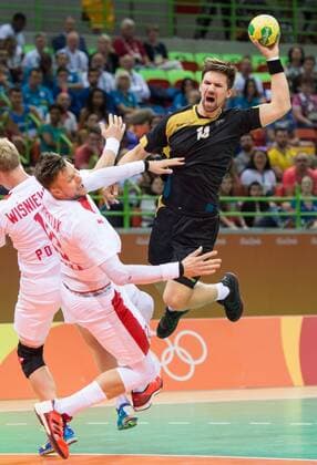 vl: Fabian Wiede (GER Fuechse Berlin), Adam Wisniewski (POL) und Kamil Syprzak (M beidePOL) 04.Wettkampftag am 09.08.2016: Handball, Gruppenspiel, Deutschland - Polen in der Future Arena, Rio. Olympische Sommerspiele in Rio De Janeiro, Brasilien 2016,