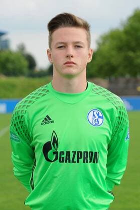 Torhueter Yannic Lenze ( Schalke 04 U 17 Portrait Halbportrait ) Fussball, GER, BL, Portraettermin und Mannschaftsfoto Schalke 04 U 17, 2016 2017 Gelsenkirchen Copyright: xThienel Eibner-Pressefotox EP_TTL
