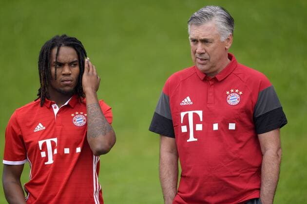 Themen der Woche - SPORT Bilder des Tages - SPORT Fußball, Pressetermin Bayern München 10.08.2016, Fussball 1.Liga 2016 2017, FC Bayern München, Mannschaftsfoto-Termin, v.li: Renato Sanches (Bayern München) nachdenklich neben Trainer Carlo Ancelotti (FC Bayern München). 