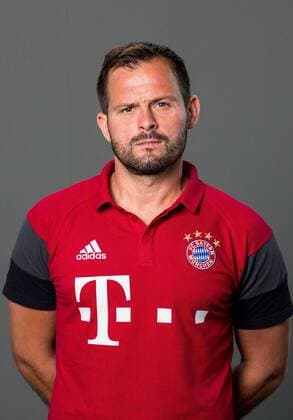 FUSSBALL 1. BUNDESLIGA SAISON 2016 2017 10.08.2016 Fototermin beim FC Bayern Muenchen: Torwarttrainer Toni Tapalovic