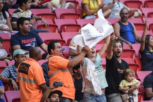 Rio 2016, Protest gegen Präsident Temer bei Fußball-Spiel der Damen Deutschland - Kanada Weiblicher Fussballfan protestiert mit einem Plakat mit der Aufschrift - Fora Temer - (Temer raus) gegen den brasilianischen Präsidenten beim Frauenfussballmatch Deutschland gegen Kanada bei den Olympischen Spielen 2016. Sicherheitskräfte entwenden das Plakat  Copyright: CARLxSANDIN BB160809CS122