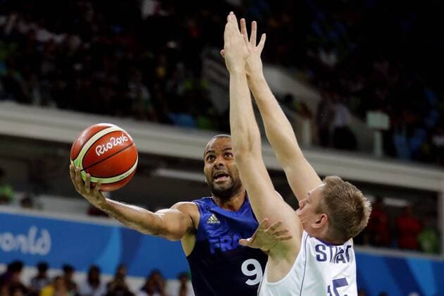 Rio 2016, Basketball, Herren, Frankreich - Serbien Serbia s Milan Macvan (R) in action against France s Tony Parker during their Olympic Games Olympische Spiele Olympia OS Rio 2016 Men s Basketball Preliminary Round Group A match at the Carioca Arena 1 in Rio de Janeiro, Brazil, 10 August 2016. SERBIA VS. FRANCE !ACHTUNG: NUR REDAKTIONELLE NUTZUNG!  RIO079 20160810-636064659652949063