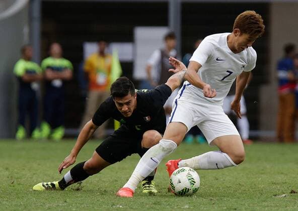 Olympics 2016 Football Brasilia BRASÍLIA, DF - 10.08.2016: OLYMPICS 2016 FOOTBALL BRASILIA - Son of Korea dispute ball with Mexico Bueno during the game between Korea (KOR) and Mexico (MEX) by Group C Olympic Men& 39;s Fall Oll Olympics of 2016 held at the Mane Garrincha Stadium in Brasilia host citPhoto: Cristiano Mariz Fotoaotoarena) x1177559x  CristianoxMariz