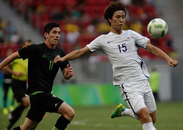 Olympics 2016 Football Brasilia BRASÍLIA, DF - 10.08.2016: OLYMPICS 2016 FOOTBALL BRASILIA - Jung of Korea dispute ball with Mexico Bueno during the game between Korea (KOR) and Mexico (MEX) by Group C Olympic Men& 39;s ball Oll Olympics of 2016 held at the Mane Garrincha Stadium in Brasilia host city. (Photo: Cristiano Mariz Fotoarena) x1177579x  CristianoxMariz