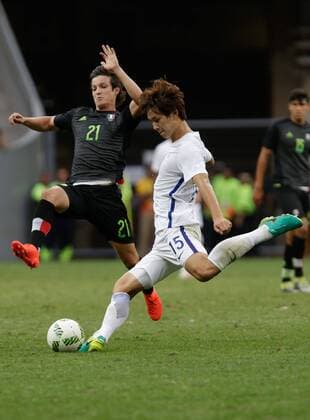 Olympics 2016 Football Brasilia BRASÍLIA, DF - 10.08.2016: OLYMPICS 2016 FOOTBALL BRASILIA - Jung of Korea dispute ball Fierro of Mexico during the game between Korea (KOR) and Mexico (MEX) by Group C Olympic Men& 39;s Fall Oll Olympics of 2016 held at the Mane Garrincha Stadium in Brasilia host citPhoto: Cristiano Mariz Fotoaotoarena) x1177583x  CristianoxMariz