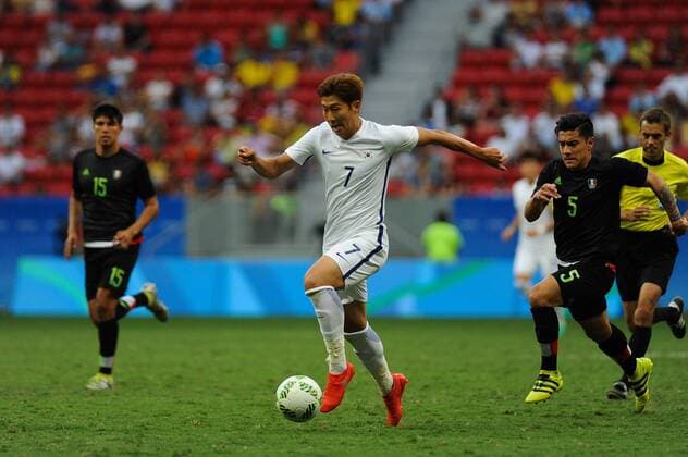 South Korean Heungmin Son (C) in action before Mexico during their Olympic Games Olympische Spiele Olympia OS Rio 2016 Men s First Round Group C match at Mane Garrincha stadium in Rio de Janeiro, Brazil, 10 August 2016. EFE Andressa Anholete BRAZIL OUT SOUTH KOREA VS. MEXICO !ACHTUNG: NUR REDAKTIONELLE NUTZUNG!  RIO391 20160811-636064780040730868