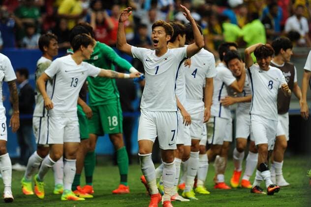 South Korean Heungmin Son (C) celebrates after defeating Mexico during their Olympic Games Olympische Spiele Olympia OS Rio 2016 Men s First Round Group C match at Mane Garrincha stadium in Rio de Janeiro, Brazil, 10 August 2016. EFE Andressa Anholete BRAZIL OUT SOUTH KOREA VS. MEXICO !ACHTUNG: NUR REDAKTIONELLE NUTZUNG!  RIO393 20160811-636064790206902285
