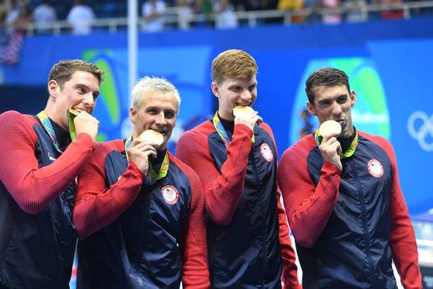 Conor DWYER, Townley HAAS, Ryan LOCHTE und Michael PHELPS (USA), 1. Platz, Goldmedaillengewinner, Gold, Goldmedaille, Olympiasieger, Siegerehrung, Medal Ceremony, 4x200m Freistil Staffel der Maenner, men, Relay. Schwimmen,Olympic Aquatics Center,am 09.08.2016. Olympische Sommerspiele 2016, vom 05.08. - 21.08.2016 in Rio de Janeiro Brasilien.